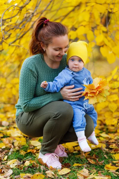 Caminhada familiar. Mãe e filha no parque de outono. Relações familiares bonitos. — Fotografia de Stock