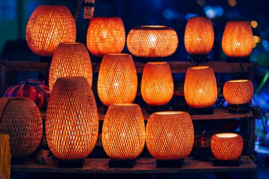 Eski Hoi 'de saman örülmüş fenerler Vietnam' da bir kasaba