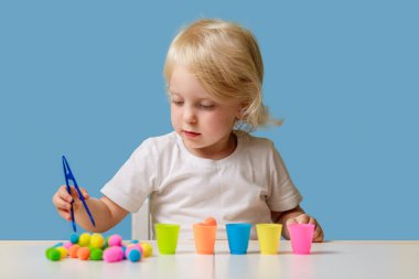 2-3 yaşlarındaki çocuk evde eğitim sınıflandırma oyuncağıyla oynuyor. 