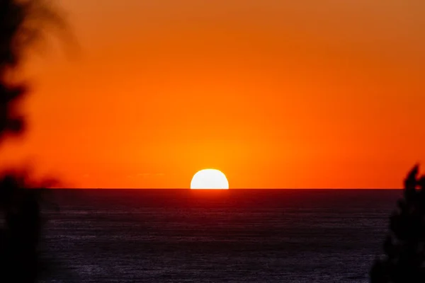Napkelte vagy naplemente a tenger felett. Utazási koncepció. — Stock Fotó