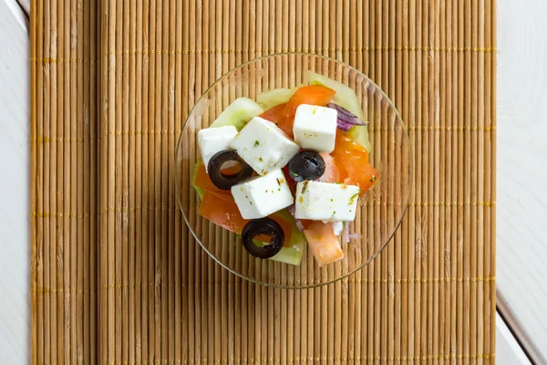 Греческий салат на деревянных палочках — стоковое фото