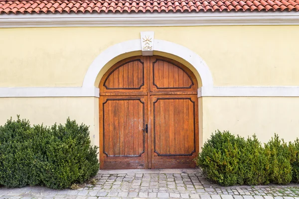 Old wood gate in the wall. — Stock Photo, Image