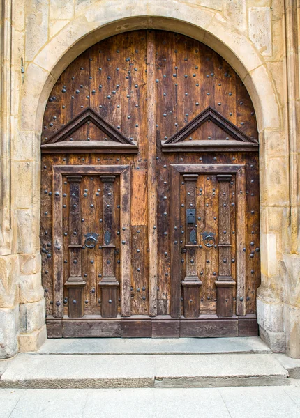 Puertas de madera antiguas, puerta a la iglesia o al castillo —  Fotos de Stock