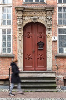 Gdansk, Polonya - 29 Kasım 2020. Eski apartman girişi. Kahverengi kapılar