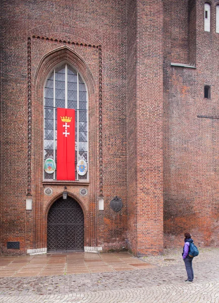 Gdansk Polonia Mayo Sola Persona Pie Nera Entrada Principal Iglesia —  Fotos de Stock