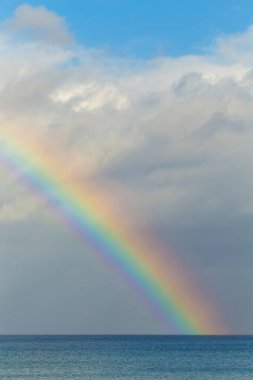 Denizin üzerinde renkli gökkuşağı, dikey
