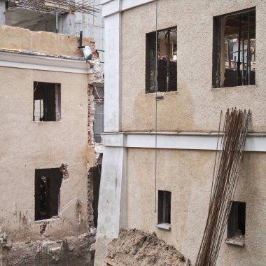 Tadilat altındaki bina, boş pencere delikleri, yıkılmış duvarlar.