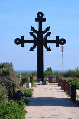 Rewa, Polonya. 08 Eylül 2021. Rewa yarımadasında büyük çelik haç. Polonya