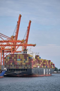 Gdynia, Polonya 15 Eylül 2021. Polonya, Gdyni 'deki Baltık Konteynır Terminali. Gemideki vinç ve konteynırlar 