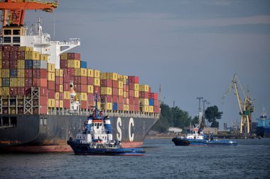 Gdynia, Polonya 15 Eylül 2021. Polonya, Gdyni 'deki Baltık Konteynır Terminali. Gemideki vinç ve konteynırlar 