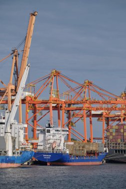 Gdynia, Polonya 15 Eylül 2021. Polonya, Gdyni 'deki Baltık Konteynır Terminali. Gemideki vinç ve konteynırlar 