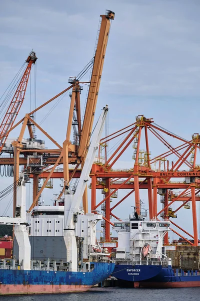 Gdynia, Polonya 15 Eylül 2021. Polonya, Gdyni 'deki Baltık Konteynır Terminali. Gemideki vinç ve konteynırlar 