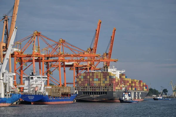 Polonya, Gdynia, 30 Ağustos 2021. Polferibotların Gdynia 'daki yepyeni yolcu limanına demirlemesini test edin.