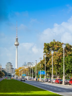 Berlin - Almanya - Eylül 27. Araba sokak adlandırılmış Karl-Marx-Strasse Berlin - Doğu Berlin'de en geniş caddelerinden biri aşağı gidiyor. Arka planda TV Kulesi