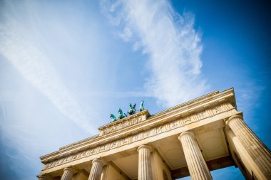 Berlin - Almanya - Eylül 29: dramatik bulutlar toplantılar yukarıda Brandenburg Kapısı Berlin, Almanya. En ünlü anıtıdır Berlin Brandenburg Kapısı
