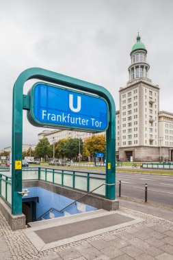 Berlin - Almanya - Eylül 30: Bir Berlin Frankfurter Tor metro istasyonu'na ve dört ana giriş. Arka planda iki yüksek kulenin bir Frankfurter Tor şekillendirme