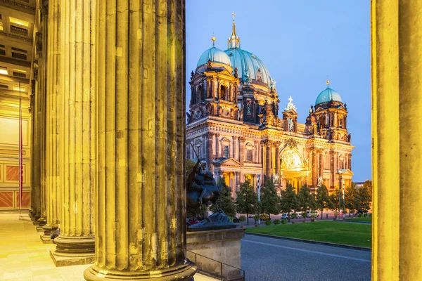 Berlin - deutschland - 30. september: markanter bau des berliner doms vom eingang des alten museums aus gesehen. befindet sich auf der Museumsinsel in Berlin — Stockfoto