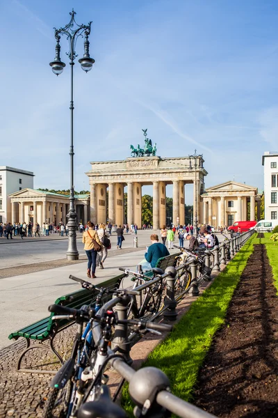 Berlín - Alemania - 29 de septiembre: La gente camina en Parisien Platz junto a la Puerta de Brandeburgo en Berlín, Alemania. Puerta de Brandeburgo es el monumento más famoso de Berlín —  Fotos de Stock