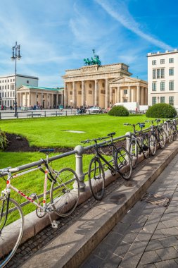 Berlin - Almanya - Eylül 29: İnsanlar Parisen Platz (Paris Square) yanındaki Brandenburg Kapısı, Berlin, Almanya üzerinde yürür. Bisiklet etrafında kare çelik çit için kilitli.