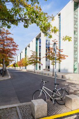 Berlin - Almanya - 29 Eylül 2014. Tek Bisiklet Bundestag Bundestag modern bina - güneşli sonbahar görünümü - bina Alman devlet daireleri Mitte bölgesinde yanındaki kilitli.