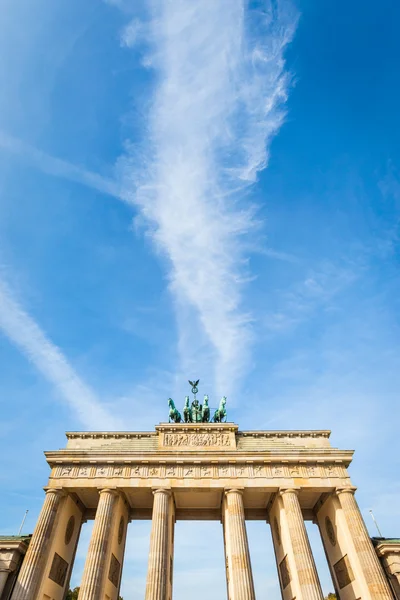 Berlin - Niemcy - 29 września. Chmury dramatyczne zgromadzeń powyżej Bramy Brandenburskiej w Berlinie, Niemcy. Brama jest najbardziej znanym zabytkiem w Berlinie. Miejsce tekst — Zdjęcie stockowe