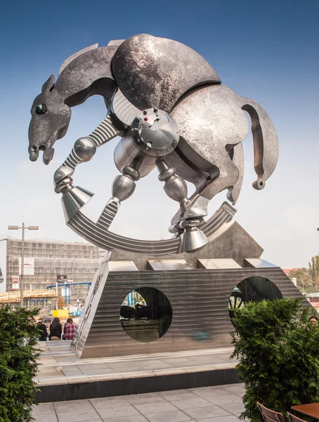 Berlim, Alemanha - 01 de outubro de 2014. Visão geral do scultpure chamado "Rolling Horse" localizado perto da principal estação ferroviária em Berlim, Alemanha. A escultura foi projetada pelo escultor Jurgen Goertz . Imagens De Bancos De Imagens