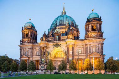Berlin - Almanya - Eylül 28 vurgulanan bina, Berlin Katedrali - Berliner Dom bulunan Berlin müze Adası'nda. Akşam görünümü. Berlin - Almanya - 28 Eylül 2014
