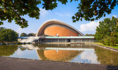 Haus der Kulturen der Welt - dünya kültürleri evi. İstiridye şeklinde bina özelliği genel bakış. Konferans salonu bilinen