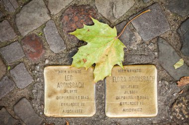 Berlin - Almanya - 02 Ekim Stolperstein (engel), Günter Demling wchich tarafından oluşturulan bir anıt anısına soykırım kurbanı. Kaldırımlar üzerinde yer alan küçük, anıt.