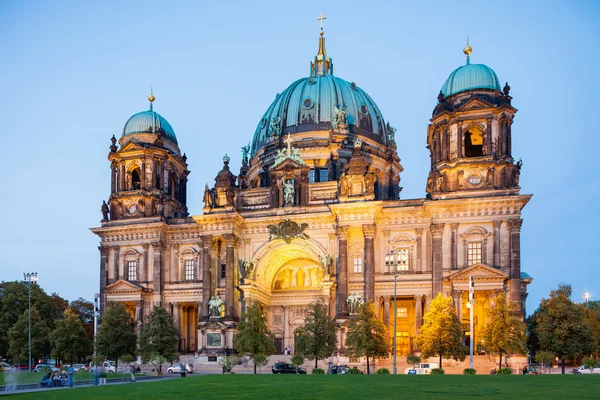 Berlijn - Duitsland - 28 September gemarkeerd gebouw van Berlin Cathedral - Berliner Dom attractiepark Museumsinsel in Berlijn. 'S avonds weergave. Berlijn - Duitsland - 28 September 2014 — Stockfoto