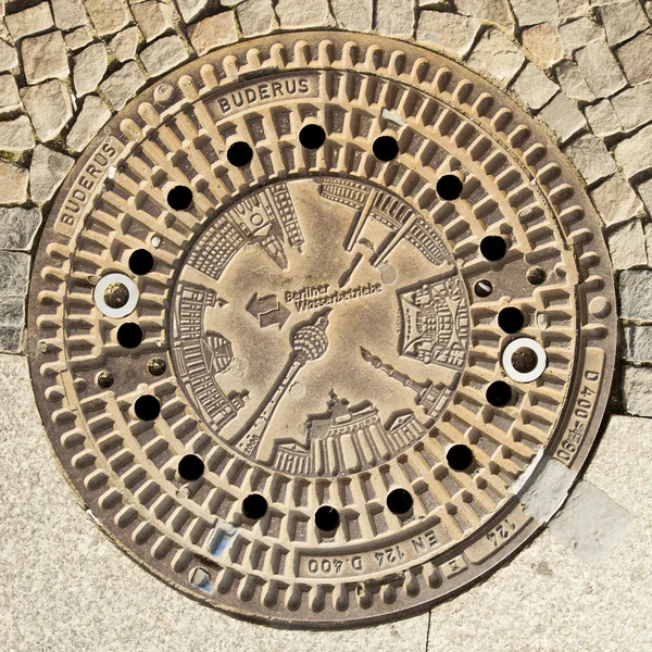 Berlin - Germany - September 29, BERLIN - GERMANY - SEPTEMBER 29. Manhole enter with drawings of most Berlin monumental architecture. Berlin - Germany - September 29, 2014 — Stock Photo, Image