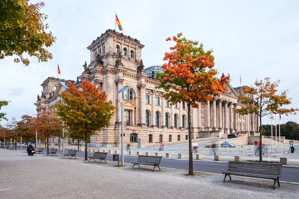 Herfst weergave van Rijksdag - die worden aangelegd ter huis Rijksdag, geopend in 1894. Berlijn - Duitsland - 29 September 2014 — Stockfoto