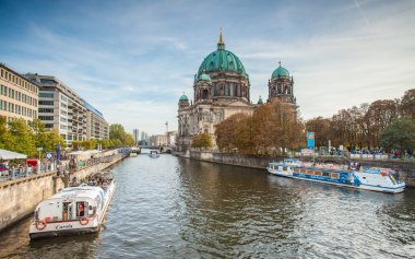 Berlin - Almanya - Eylül 28. Nehir Spree turistik gemilerde. Arka plan Barlin Katedrali (Berliner Dom) bina. Berlin - Almanya - 28 Eylül 2014