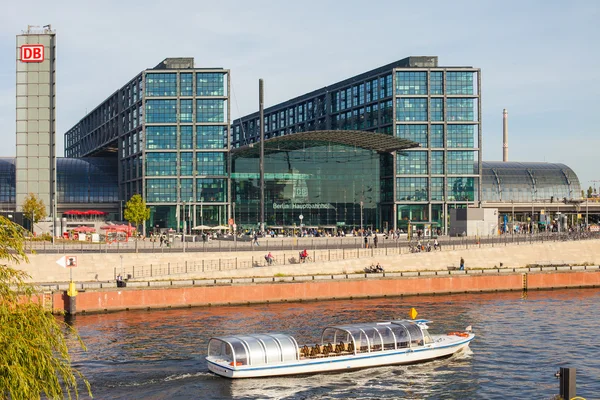 Berlim Alemanha 28 de setembro. Um barco turístico flutua no rio Spree, em Berlim. No contexto edifício moderno da estação ferroviária principal (Hauptbahnhof). Berlim - Alemanha - 28 de setembro de 2014 . — Fotografia de Stock