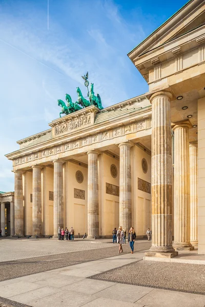 Berlin - Almanya - Eylül 29. Turistler Brandenburg Kapısı - ana anıt Berlin en bilinen dolaşmak. Berlin - Almanya - 29 Eylül 2014 — Stok fotoğraf
