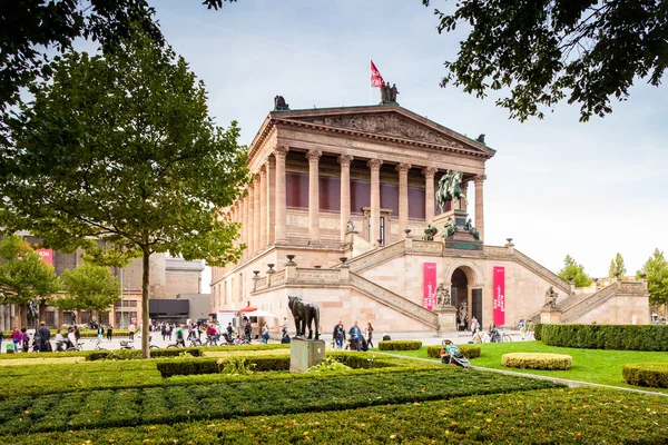 Berlin - Germany - September 28.  Tourists rest in the park near to Old National Gallery in Museum Island. Berlin - Germany - September 28, 2014 — Stock Photo, Image