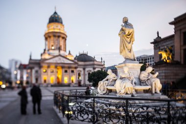 Berlin - Almanya - Eylül 30. Schiller heykeli ve kilise - Berlin city Gendarmenmarkt meydanında akşam resmi. Berlin - Almanya - 30 Eylül 2014