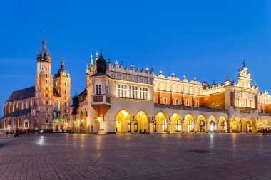 Krakow - Polonya. Mariacki Kilisesi ve Cloth Hall.