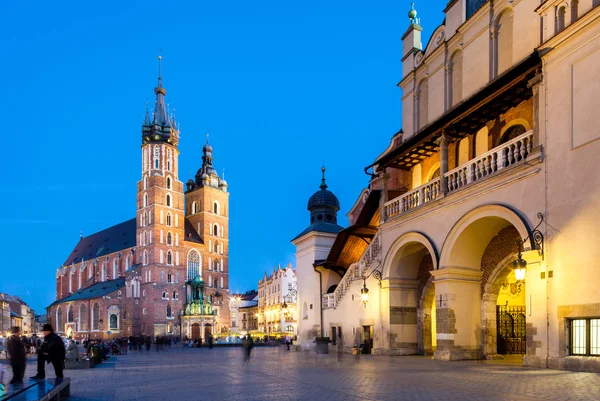 Krakow - Polsko. Mariacki církve a Vloth-Hall — Stock fotografie