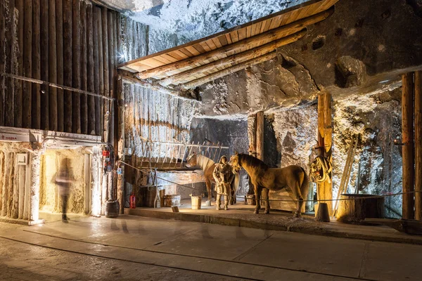 Ieliczka - ポーランド - 4 月 23 日。ヴィエリチカ塩鉱山博物館。地下展カジミェシュも商工会議所 - 地下作業方法を示します。ヴィエリチカ - ポーランド - 2015 年 4 月 23 日 — ストック写真