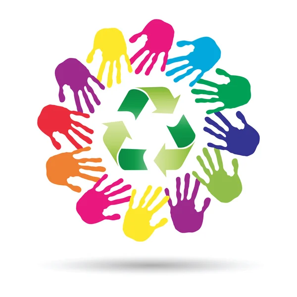 Руки с зеленым символом вторичной переработки — стоковое фото