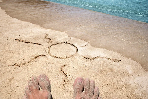 Sol conceptual dibujando texto manuscrito en arena en una playa en una isla exótica —  Fotos de Stock