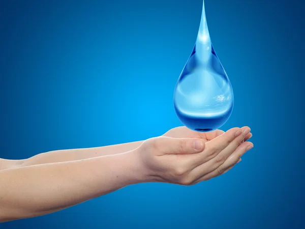 Conceito ou conceitual água azul ou gota de líquido caindo em duas mãos mulher sobre fundo gradiente azul — Fotografia de Stock
