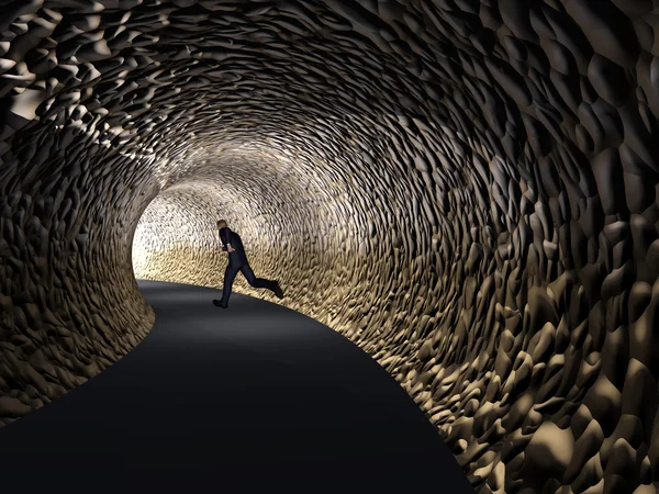 Homem de negócios em túnel rodoviário escuro — Fotografia de Stock