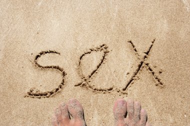kum üzerine yazılmış seks
