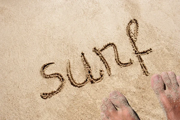 Surf manuscrit dans le sable — Photo
