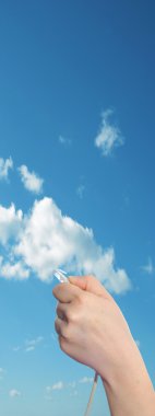 veri kablosu tutan adam 