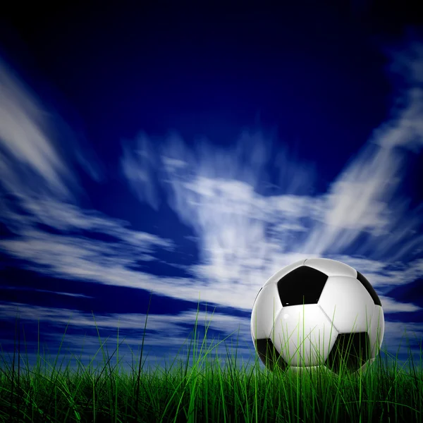 Μπάλα ποδοσφαίρου στο πεδίο φρέσκο χόρτο — Φωτογραφία Αρχείου
