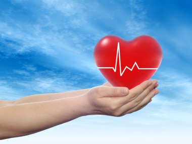 İnsan erkek ya da kadın el, mavi gökyüzü arka planda tutulan kavramsal 3d kırmızı insan kalp işareti kavramı veya sembolü