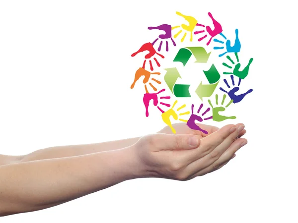 Руки з зеленим символом переробки — стокове фото